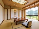 *【プレミアムルーム (特別室)201号室】窓からはリバービューの自然の景色が広がります