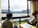 *本館の前には景色が広がっており、広縁から楽しむ様子