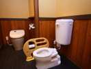 【お子様用トイレ】ロビーのトイレには小さなお子様用のトイレも設置しています