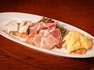 【スペシャリテ】生ハムとチーズの盛り合わせ