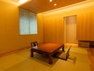 【床暖房付客室】畳と板ばりでデザインされた広々13畳の空間。