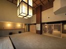 フロントロビー◆広々とした空間と温かな照明でお迎えいたします
