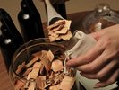 アロマBAR◆サシェ袋にウッドチップを詰めます