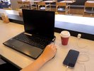 ラウンジでは、コンセント付きのお席もございますので、作業にもご利用くださいませ。