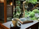 中庭を眺める京町家