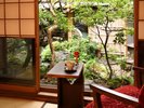 中庭を眺める京町家