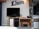 50インチの大型TV、部屋中をライオンズで彩っております。