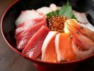 ホテル近くで海鮮丼を堪能!※イメージ