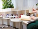 本棚に並ぶ様々な本はお手に取ってご覧いただけます