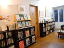 書籍コーナー、蔵書数は約5000冊