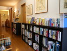 書籍コーナー、館内各所に書籍があります