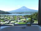 半身浴を愉しめる様デザインされた「ビューバス」から時を忘れて「世界に誇る借景」をゆったりと愛でる。