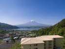 河口湖の高台に建つラビスタ富士河口湖。雄大な富士山を眺める贅沢なひとときをお楽しみください。