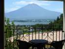 【7月の富士山】夏でも雄大な富士山の存在感は圧巻です。