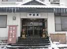 門松と雪の玄関