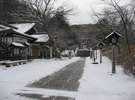 雪の温泉神社境内