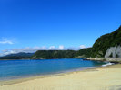 【三宇田浜海水浴場】白い砂浜と透き通った海が特徴で、夏には海水浴やウォータースポーツを楽しめます。