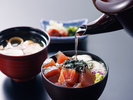 朝食ビュッフェ「朝丼」〆は加賀棒茶風味の出汁茶漬けに