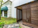 一階のエレベーター横、エントランス横(屋外)に喫煙スペースを設けております。