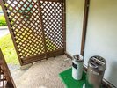 一階のエレベーター横、エントランス横(屋外)に喫煙スペースを設けております。