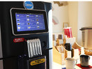 【ラウンジ】フリードリンクもご用意。挽きたてコーヒーに紅茶でまずは到着後のひと息を。