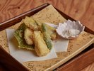 揚げ物は旬の旨みを天麩羅に仕立てます。