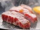 近江牛鉄板焼きでは目の前で焼きたてを自分好みの焼き加減でお召し上がりいただけます。