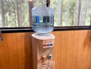 ・【宿泊棟・共通】便利なウォーターサーバー。いつでも冷たいお水や温かい飲み物をお飲みいただけます