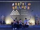 ・この時期、グランピングの外観はハロウィン仕様になっております。簡単な仮装グッズの貸し出しもアリ!