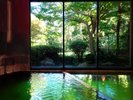 *大浴場/開放的な大きな窓から庭の木々をご覧いただけます