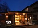 灯りが迎える静かで心落ち着く玄関口