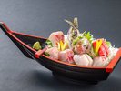彩り鮮やかな旬魚の船盛り:+1,650円(税込み)にて、通常のお刺身を豪華な舟盛りに変更可能です。