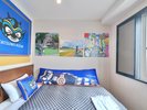 【タツヲルーム】ベッド上にはタツヲの抱き枕を設置。 タツヲと添い寝している気分が味わえます。