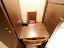 プライベートキャビン 机にはコンセントも完備。ゆっくりお仕事をされたい方にもオススメのお部屋です*