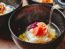 【朝食】「出汁茶漬け」はホタテ・鮭・花咲ガニの出汁と焼きたらこなど様々なトッピングで自分流にアレンジ