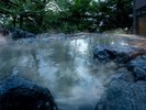 【男性露天風呂】自然に囲まれた開放的な大浴場