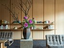 【ラウンジ】中央にある秋保石の台には、季節の訪れを思わせる花をしつらえています。