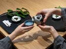 【ご当地楽】仙台藩にゆかりのある地酒を注ぎ、乾杯します。