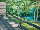 【せせらきラウンジ】名取川の渓流に面し、四季折々の美しい風景が広がります。