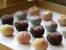 【せせらきラウンジ】季節の上生菓子もご用意しています。