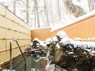 雪見露天 冬の澄んだ冷気の中で雪と天然温泉をお楽しみください。