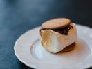 【12月〜3月限定】焼きマシュマロ体験 ビスケットとチョコをはさんでスモアもお作りいただけます。