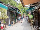 【なわて通り商店街 】松本城から歩いて約10分 個性的な店舗が長屋風に軒を連ねるレトロな商店街です