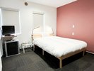 ・【ダブルルーム一例】ダブルベッド1台を設定した1〜2名様用のお部屋です