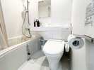 ・【ツインルーム、ダブルルーム一例】シンプルで清潔感のあるユニットバスを備えております
