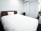 ・【ダブルルーム一例】ダブルベッド1台を設定した1〜2名様用のお部屋です