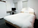 ・【ダブルルーム一例】テレビや冷蔵庫、を室内に完備しております