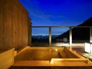 ■名月-露天風呂-■見上げるは月、見下ろすは街灯り。「贅沢無比」の絶景が広がっています