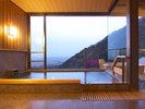 ■女湯内湯-織姫の湯-■一面ガラスの向こう、朝昼夕それぞれの養老の姿をご覧いただけます