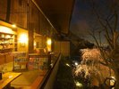 エレベータ前からラウンジまで、ガラスつづき。より良い景気を眺めるためのしつらえでございます。